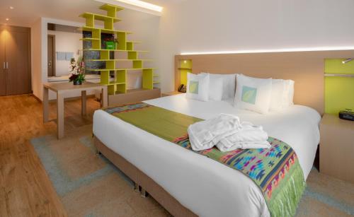 有机生态套房酒店客房内的一张或多张床位