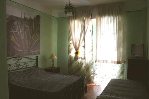 德瓦玛丽娜特勒尼尔索勒5号酒店的一间卧室设有两张床和窗户。
