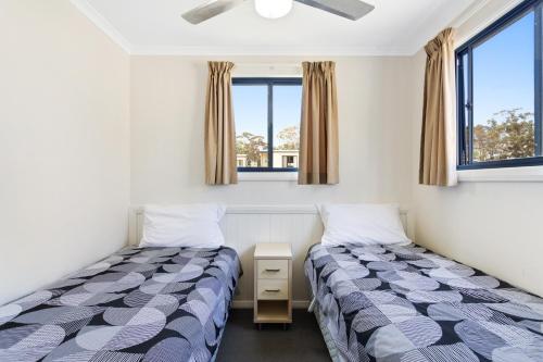 古尔本古尔南大篷车公园酒店的带2扇窗户的客房内的2张床