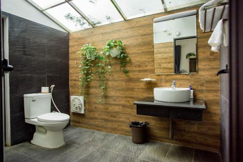 宁平陆龙湾精品花园民宿的一间带卫生间和水槽的浴室