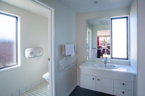基督城克赖斯特彻奇公园汽车旅馆的白色的浴室设有水槽和镜子