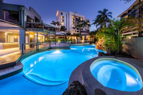 布里斯班View Brisbane的夜间在度假村的一个大型游泳池