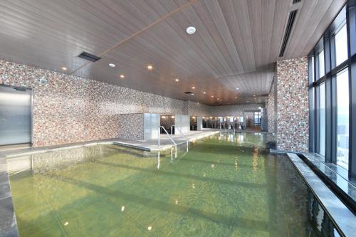 函馆函馆国际酒店的一座建筑物中央的游泳池