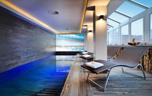 库克斯港Best Western Hotel Das Donners的游泳池位于酒店客房的楼层