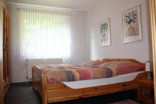 索尔陶Hintze的一间卧室配有一张木床和窗户