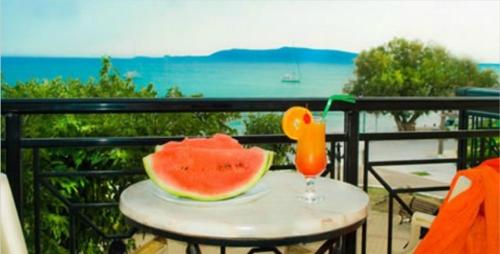 菲尼孔塔卡里斯提旅馆的坐在桌子上的西瓜片,喝一杯