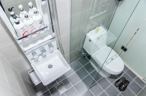 釜山Ekonomy Haeundae Hostel的浴室配有白色卫生间和盥洗盆。