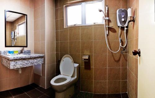 迪沙鲁Tiara Desaru Resort的一间带卫生间和淋浴的浴室