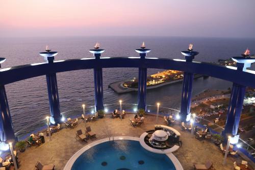 吉达吉达瑰丽酒店的从游轮阳台上可欣赏到海景