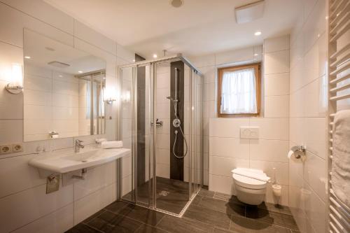迈尔霍芬加尼奥伯梅尔酒店的带淋浴、卫生间和盥洗盆的浴室