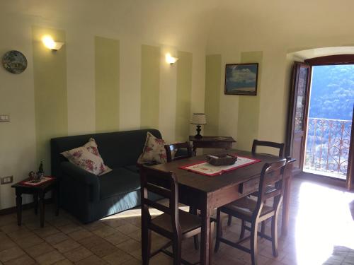 CaporcianoRegio Tratturo的客厅配有桌子和沙发