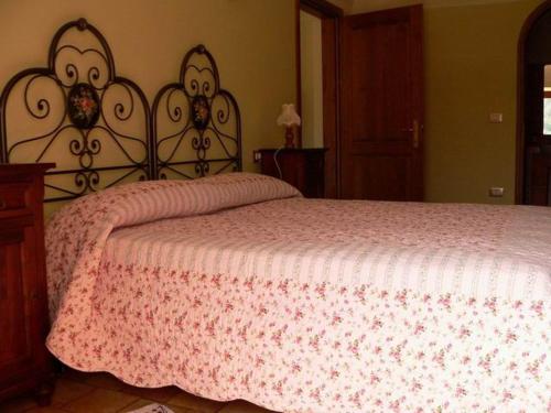 CaporcianoRegio Tratturo的一间卧室配有一张带红白毯子的床