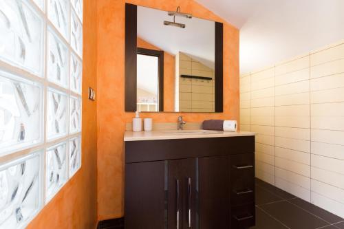 马塔罗Matarolux15的一间带水槽和镜子的浴室