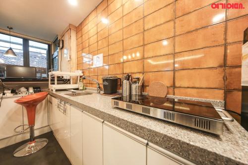 首尔仁寺洞R旅舍的厨房配有水槽和台面