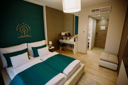 布达佩斯The Hotel Unforgettable - Hotel Tiliana by Homoky Hotels & Spa的一间卧室设有一张大床和绿色的墙壁