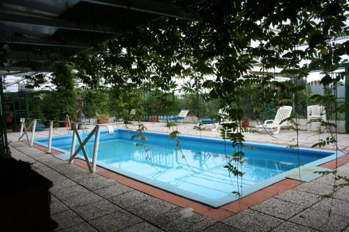 德瓦玛丽娜特勒尼尔索勒5号酒店的大楼里的一个大型蓝色游泳池