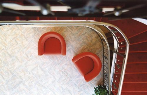 基尔夏姆Landhotel Larenzen的一辆装有两个红色座椅的购物车