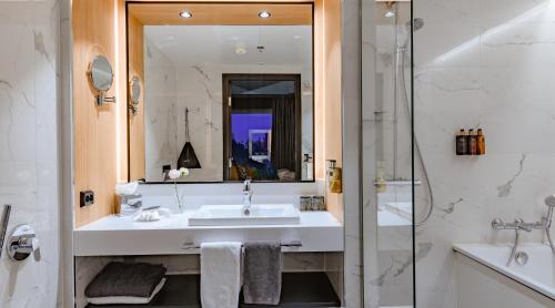 万塔Clarion Hotel Aviapolis的一间带水槽和淋浴的浴室