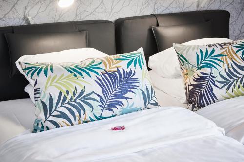 韦斯特罗斯韦斯特罗斯酒店的一张带蓝色和白色枕头的床