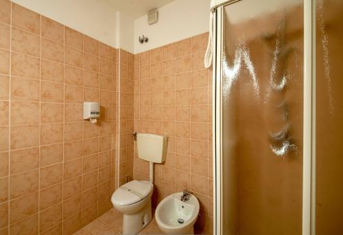 福利亚诺Risthotel Airport的一间带卫生间和淋浴的浴室