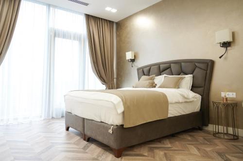 第比利斯Apartment Tbilisi in King David的卧室配有带白色枕头的大床