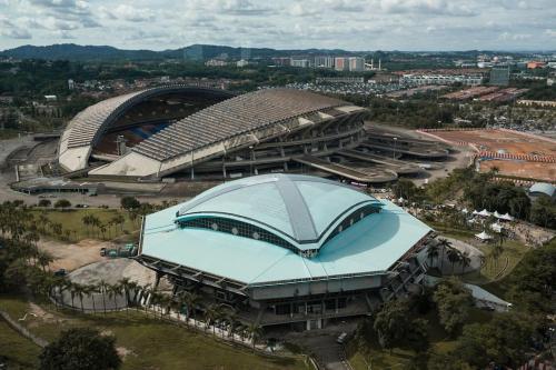 莎阿南Adore Homestay@Emira Seksyen 13 Shah Alam, MSU, Stadium, AEON Mall的享有带大屋顶的建筑的顶部景色