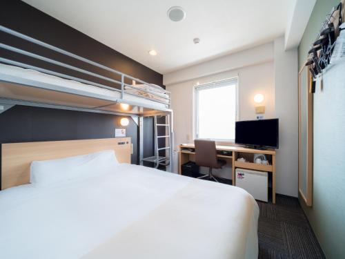 高松Super Hotel Takamatsu Tamachi的一间卧室配有一张床、一张桌子和一张双层床。