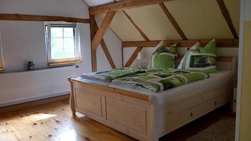 GuhrowWjažka的一间卧室配有一张带绿色枕头的床