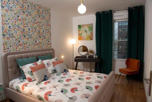 谢西ILodge Secondia的一间卧室配有一张带花卉图案墙壁的床