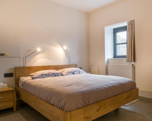 BeerseGuesthouse De Vliere的一间卧室配有一张大床,两盏灯