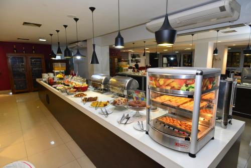 伊帕廷加Panorama Tower Hotel的餐厅提供的自助餐,供应多种不同的食物