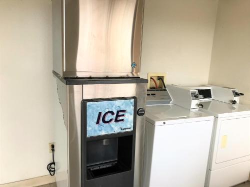 阿尔伯克基American Inn & Suites的厨房设有电视及制冰机