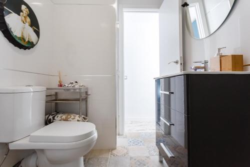 加的斯Mi Bohemia Caleta的白色的浴室设有卫生间和镜子