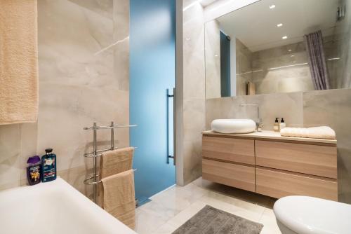 维也纳Elegant Cozy Apartment的带浴缸、卫生间和盥洗盆的浴室