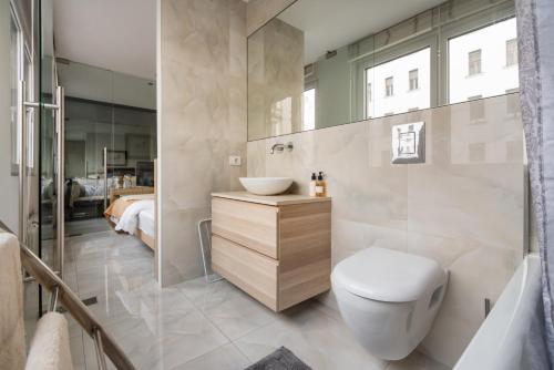 维也纳Feel Home in Vienna的浴室配有卫生间、盥洗盆和浴缸。