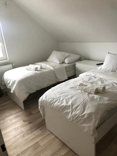 HoÅ¡Å¥kaApartment Deborah的卧室内两张并排的床