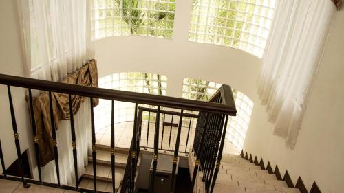 El RosarioResort y Parque Acuatico Valle Dorado的房屋内的楼梯,窗户