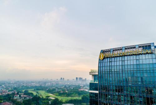 雅加达InterContinental Hotels Jakarta Pondok Indah, an IHG Hotel的上面有金牌的建筑