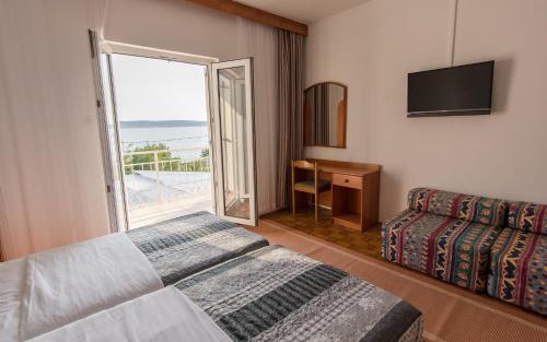 斯塔利格拉德-帕克利尼卡Hotel Barba的酒店客房设有一张床和一个阳台。