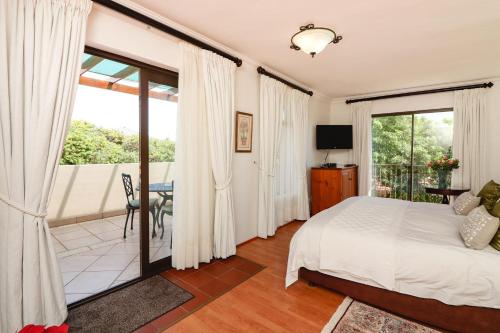 钓鱼镇托斯卡纳风格别墅旅馆的一间卧室设有一张床和一个阳台