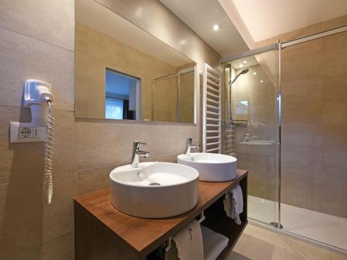 奥蒂塞伊Residence Hotel Fever的一间带水槽和淋浴的浴室