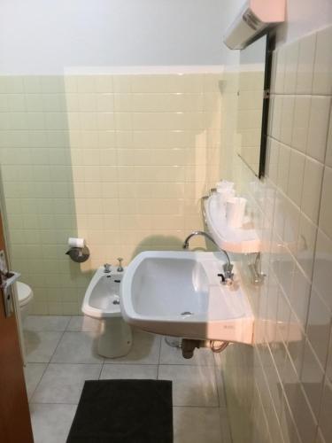 于泽夏太尼莱酒店的一间带水槽和卫生间的浴室