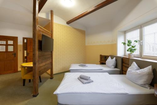 卡罗维发利西姆拉酒店的客房设有两张床和一张双层床。