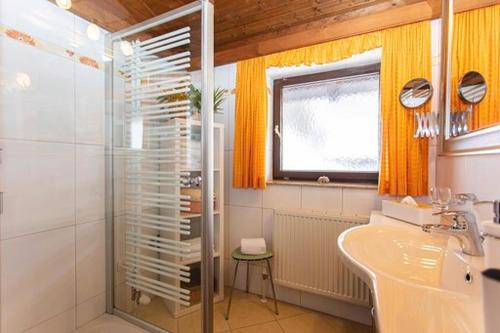 皮森多夫Ferienhaus Hohe Tauern in Piesendorf的带淋浴和盥洗盆的浴室