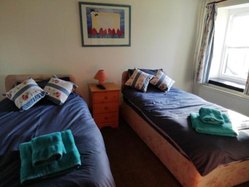 金顿The Royal Oak的两张位于客房的床,配有绿毛巾