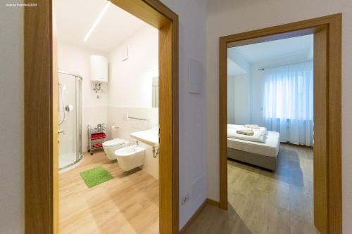 博尔扎诺City Charme Apartments的一间带卫生间、水槽和镜子的浴室