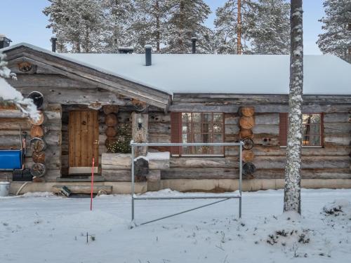 NissiHoliday Home Mäntylä a-osa by Interhome的雪地小木屋