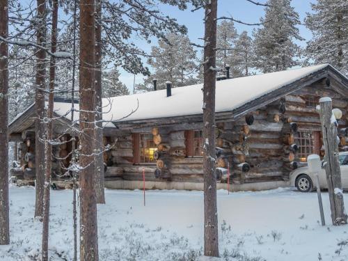 NissiHoliday Home Mäntylä a-osa by Interhome的雪中树林中的小屋