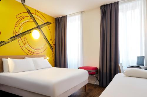 马赛ibis Styles Marseille Gare Saint-Charles的酒店客房设有两张床和黄色的墙壁