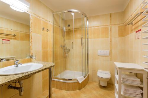 雷拉克斯康体SPA酒店的一间浴室